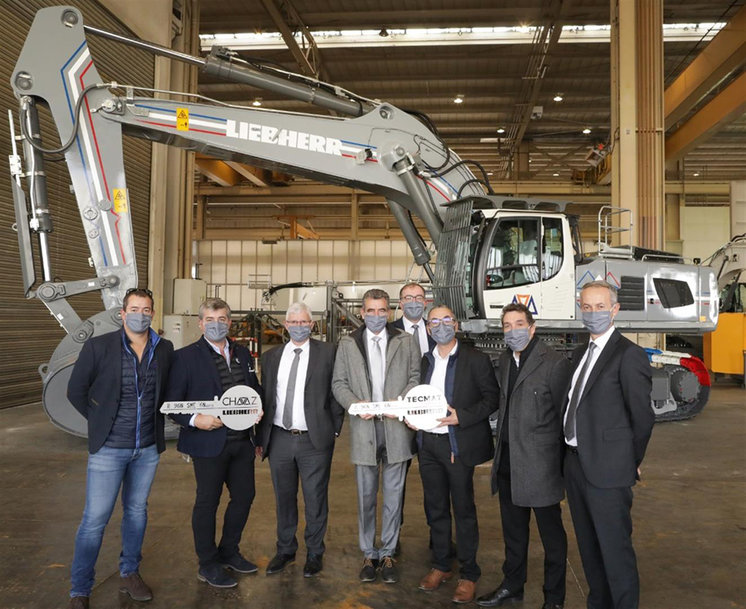 Jubilee : Excavator marking 60 years of Liebherr in France handed over to the Chavaz Père et Fils company